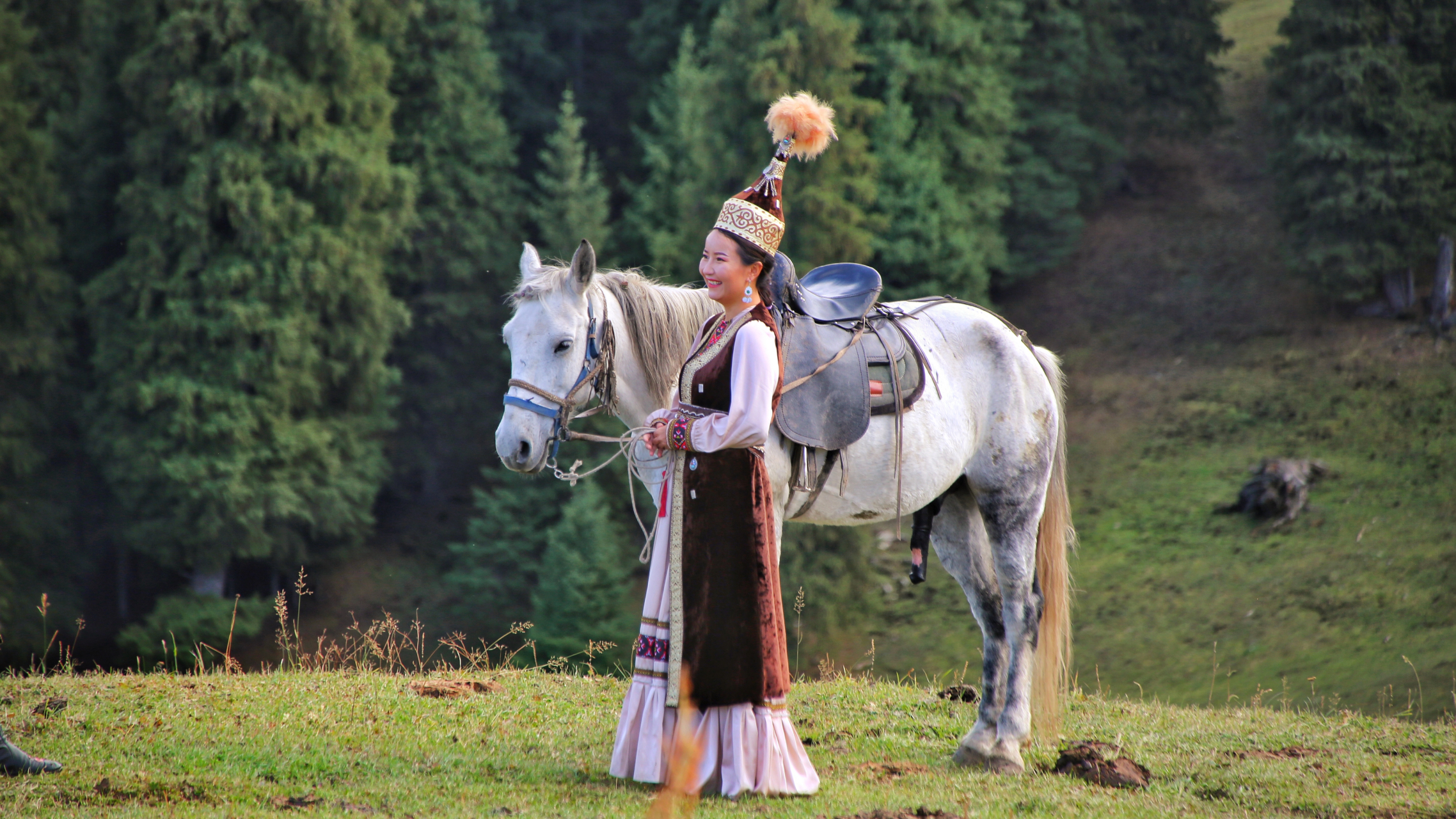 在江布拉克大草原,偶遇了一对哈萨克族新婚夫妇在拍婚纱照,他们身着