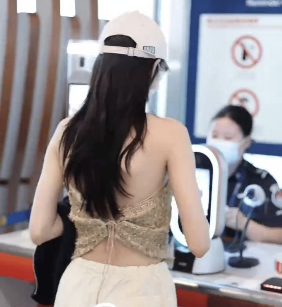 迪丽热巴露背装好美