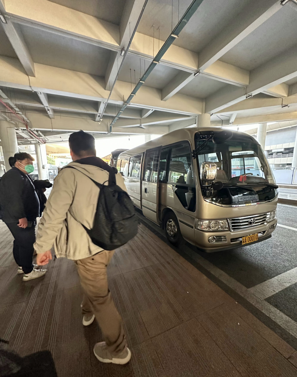 在机场遇到的考斯特,仔细一看真是牛.