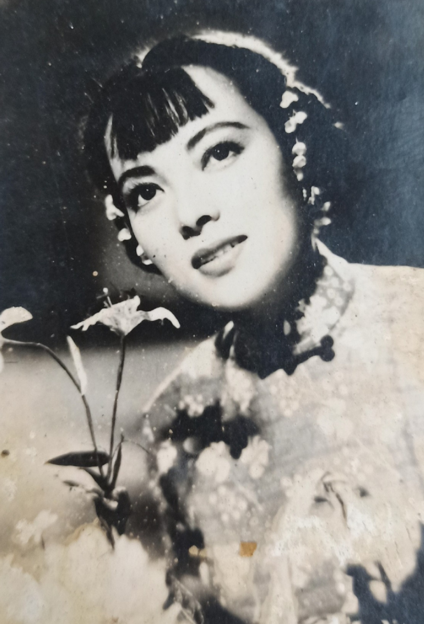 李香兰,民国时期一代歌后 ,曾演唱《夜来香》红遍上海滩 .