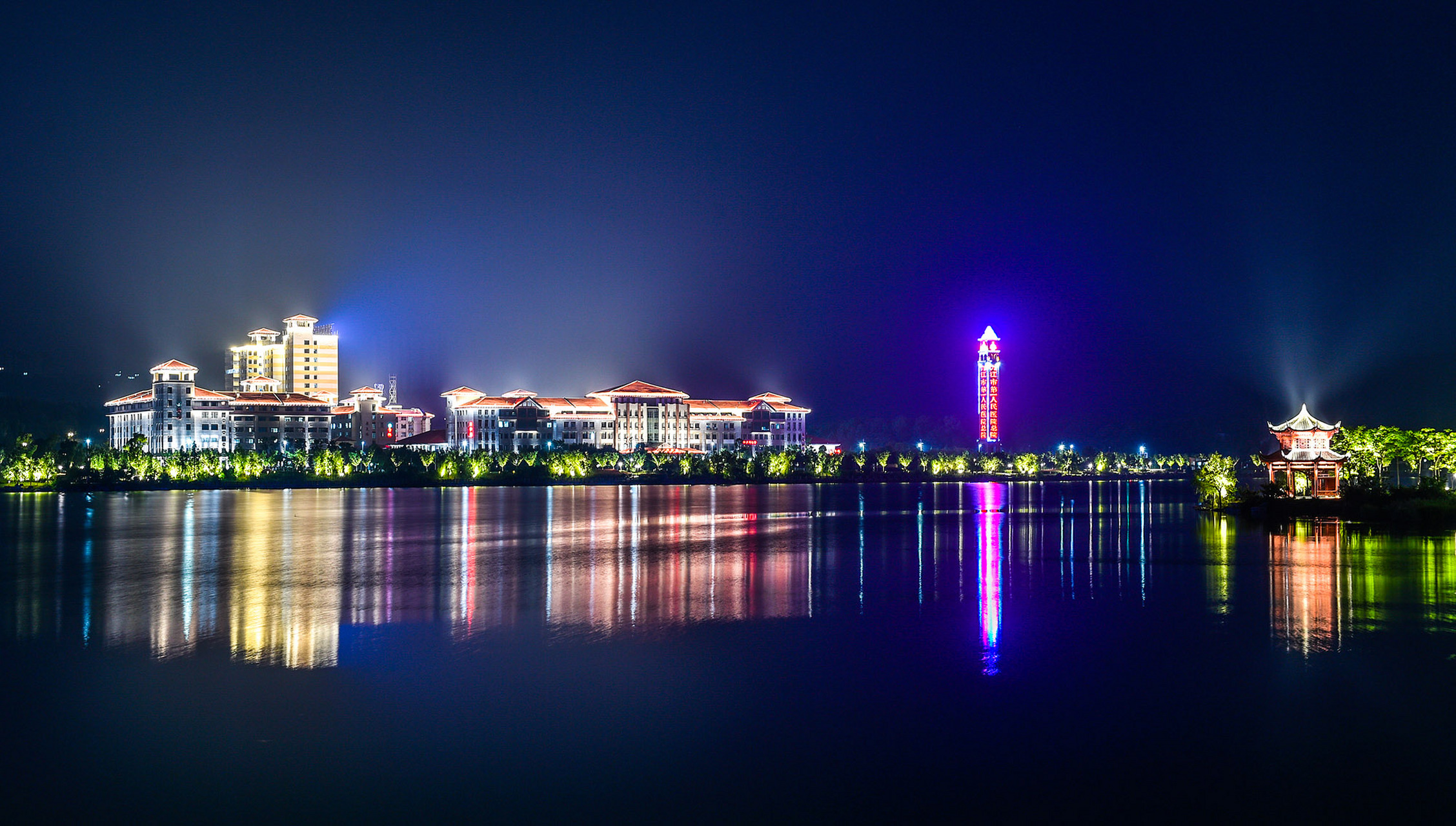 以下是对赣州和九江进行对比的8个数据指标:  人口数量:根据2020年