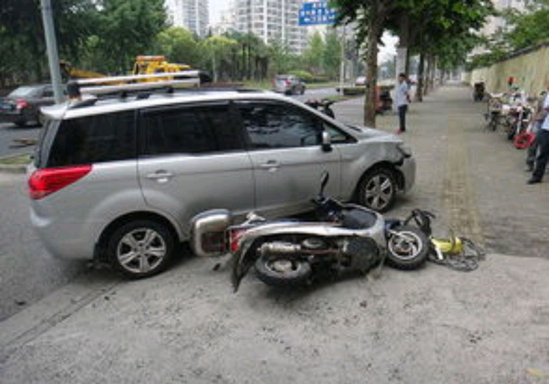 右转弯车辆撞上道路内直行电动自行车,责任之划分