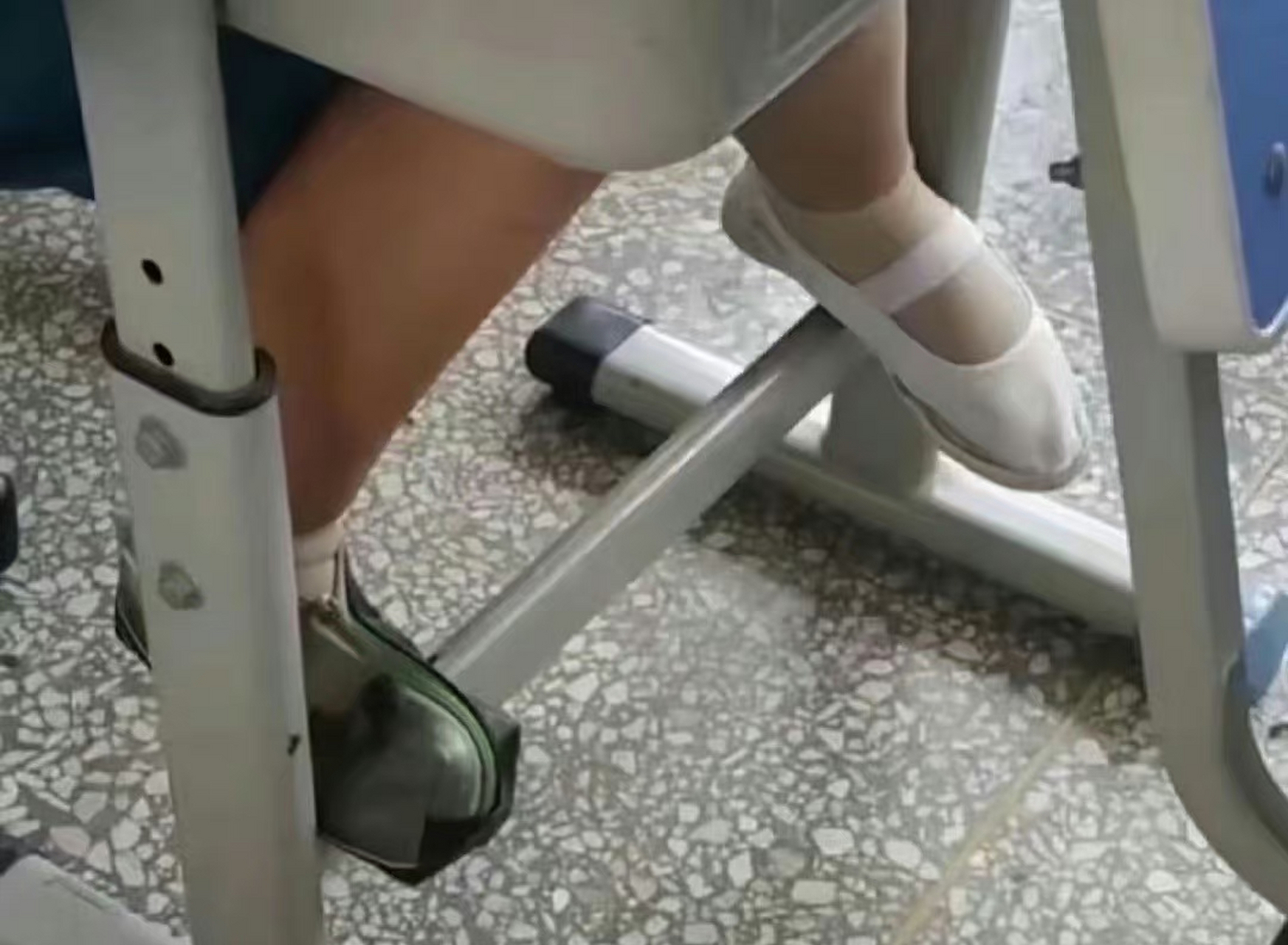 班里小女孩跑丢了一只鞋子,这告诉我们,没有笔袋孩子都没鞋穿了.