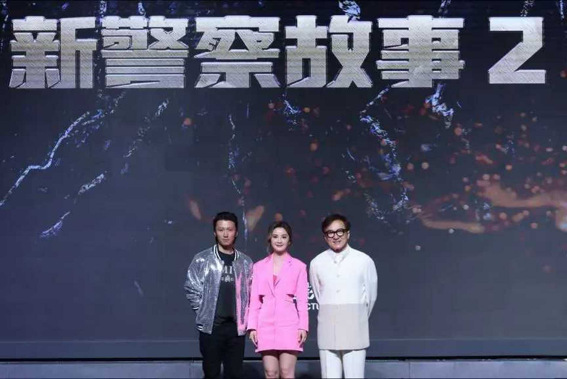 这次他首次执导的电影是,他24岁时和成龙主演的影片《新警察故事》