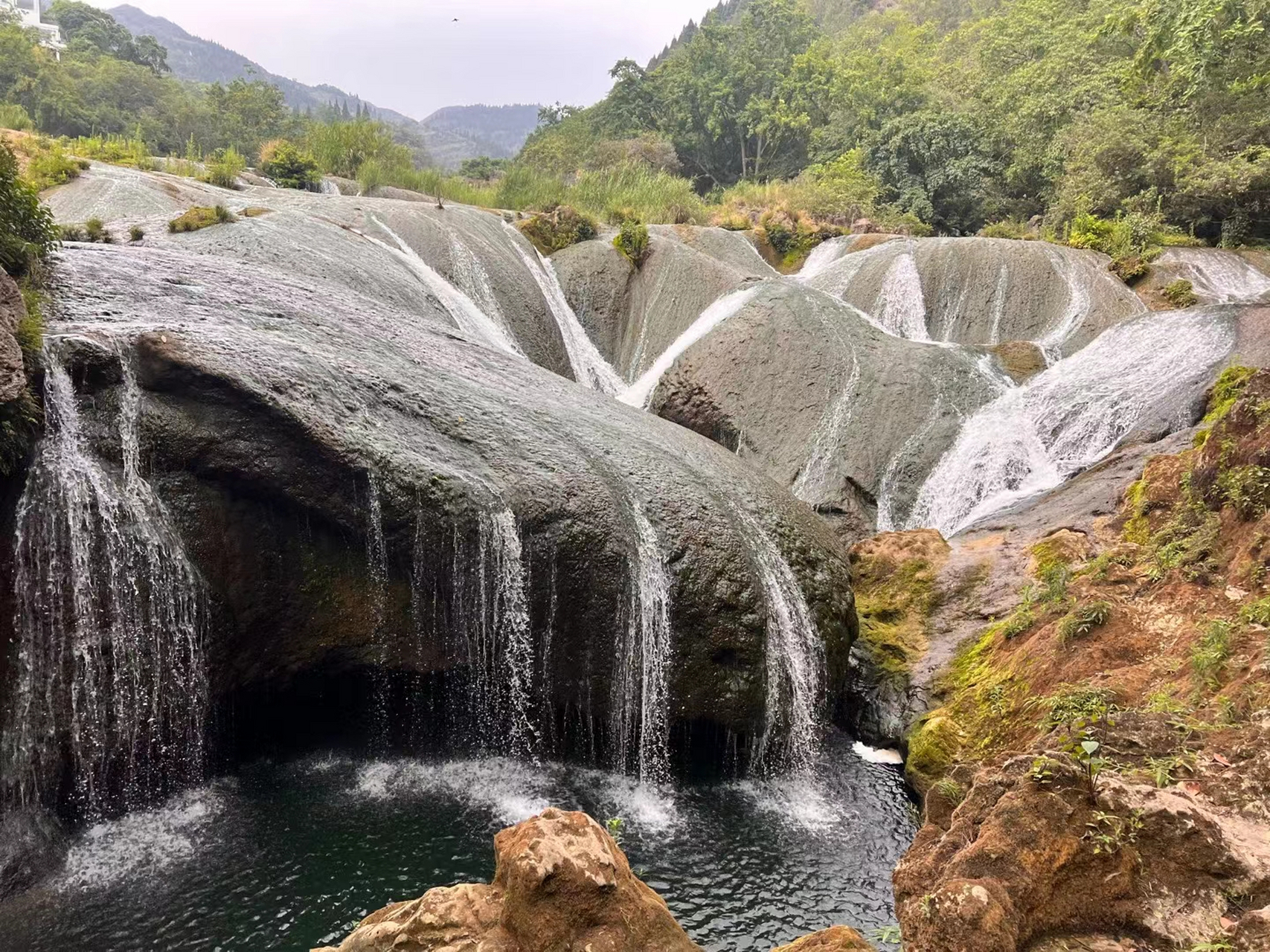 銀練雲端掛,飛瀑天上來,冷氣分青嶂,餘流潤翠微;潺湲名瀑布,真似掛簾