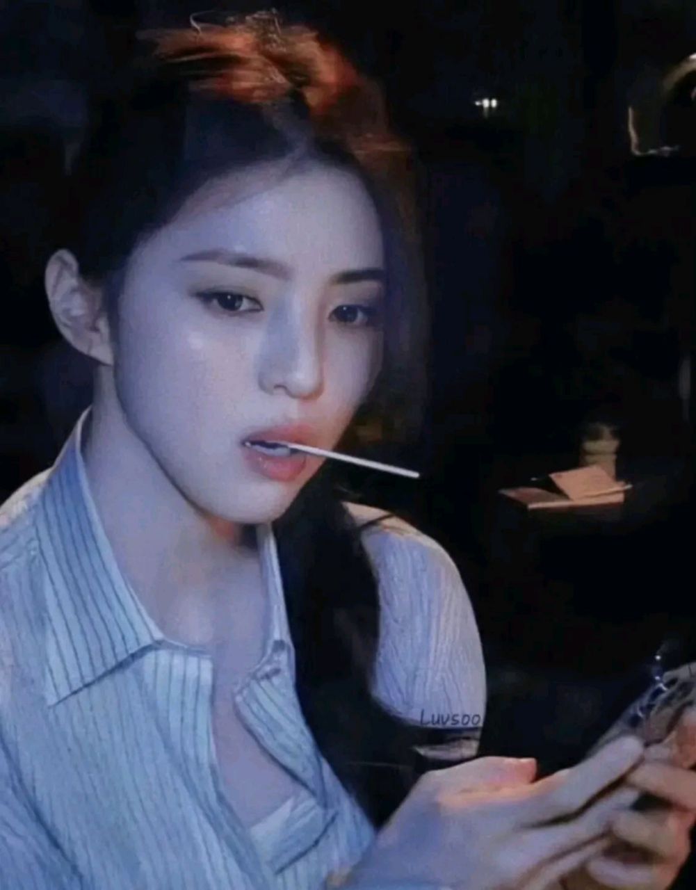 美女抽烟也惊为天人,回头率太高了!