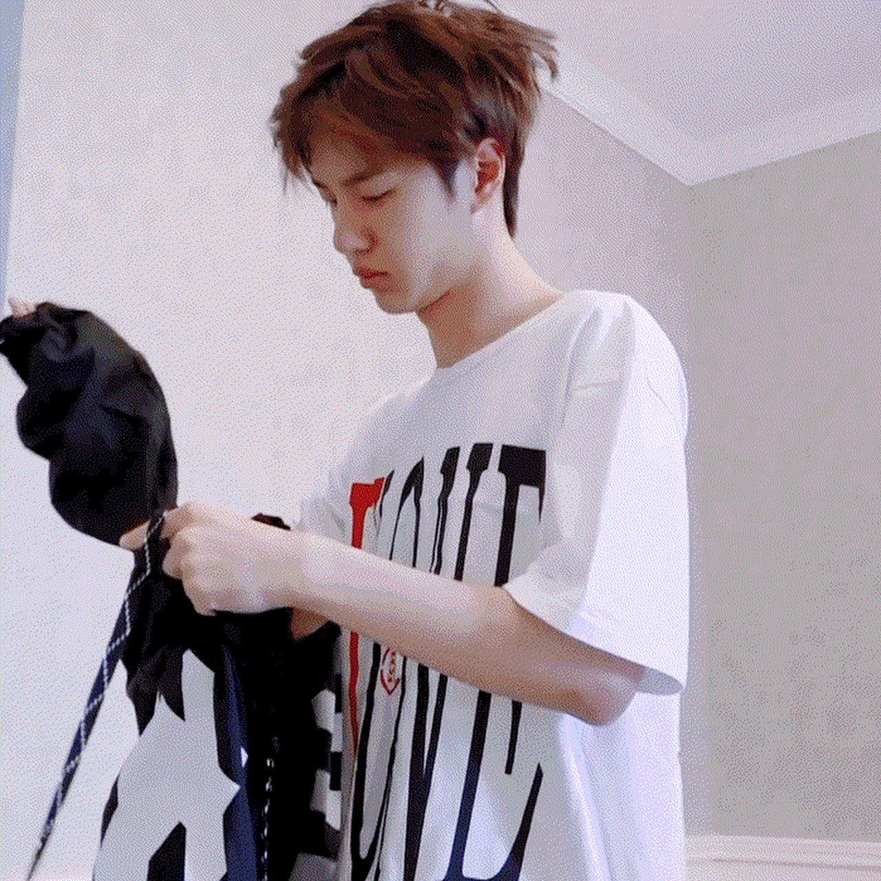 王一博# 浓浓的起床气,凌乱的头发加上萌萌的表情,可爱的还是你王