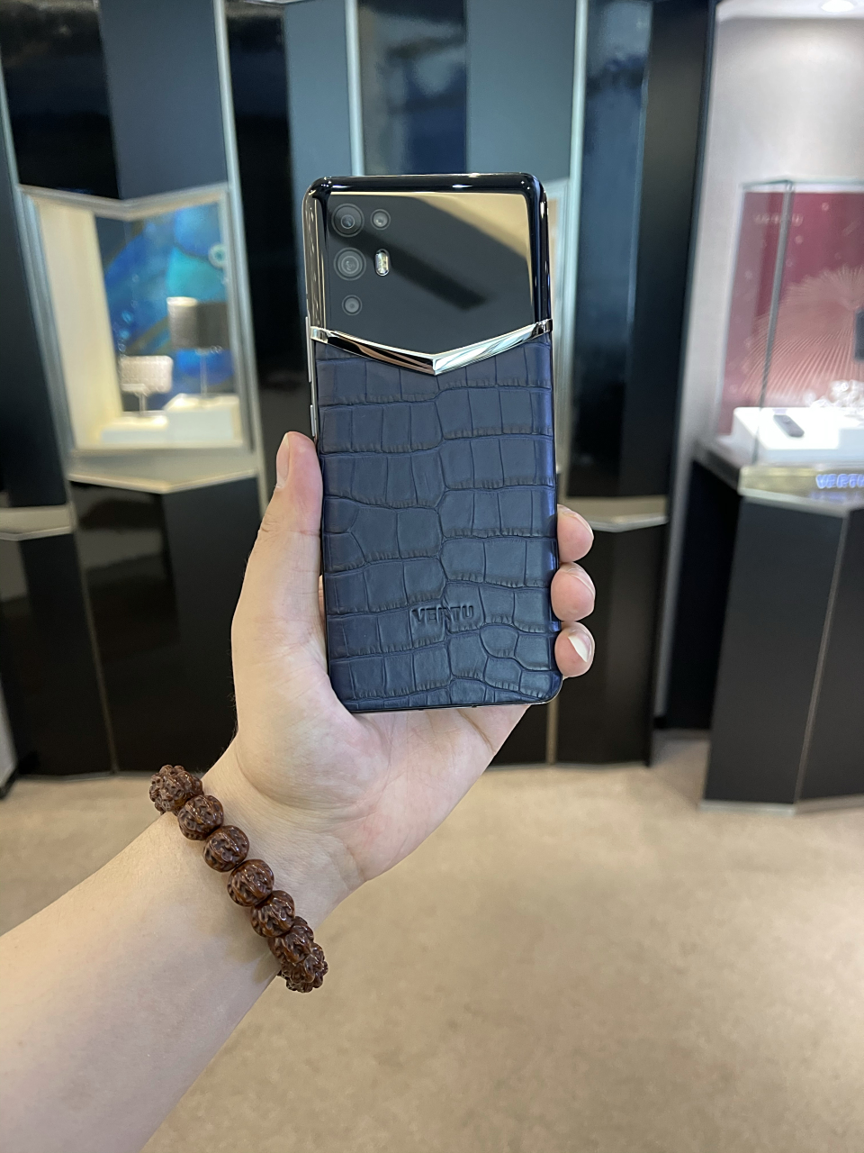 vertu手机威图手机专卖店北京总店新到彩色鳄鱼皮新品5g智能机