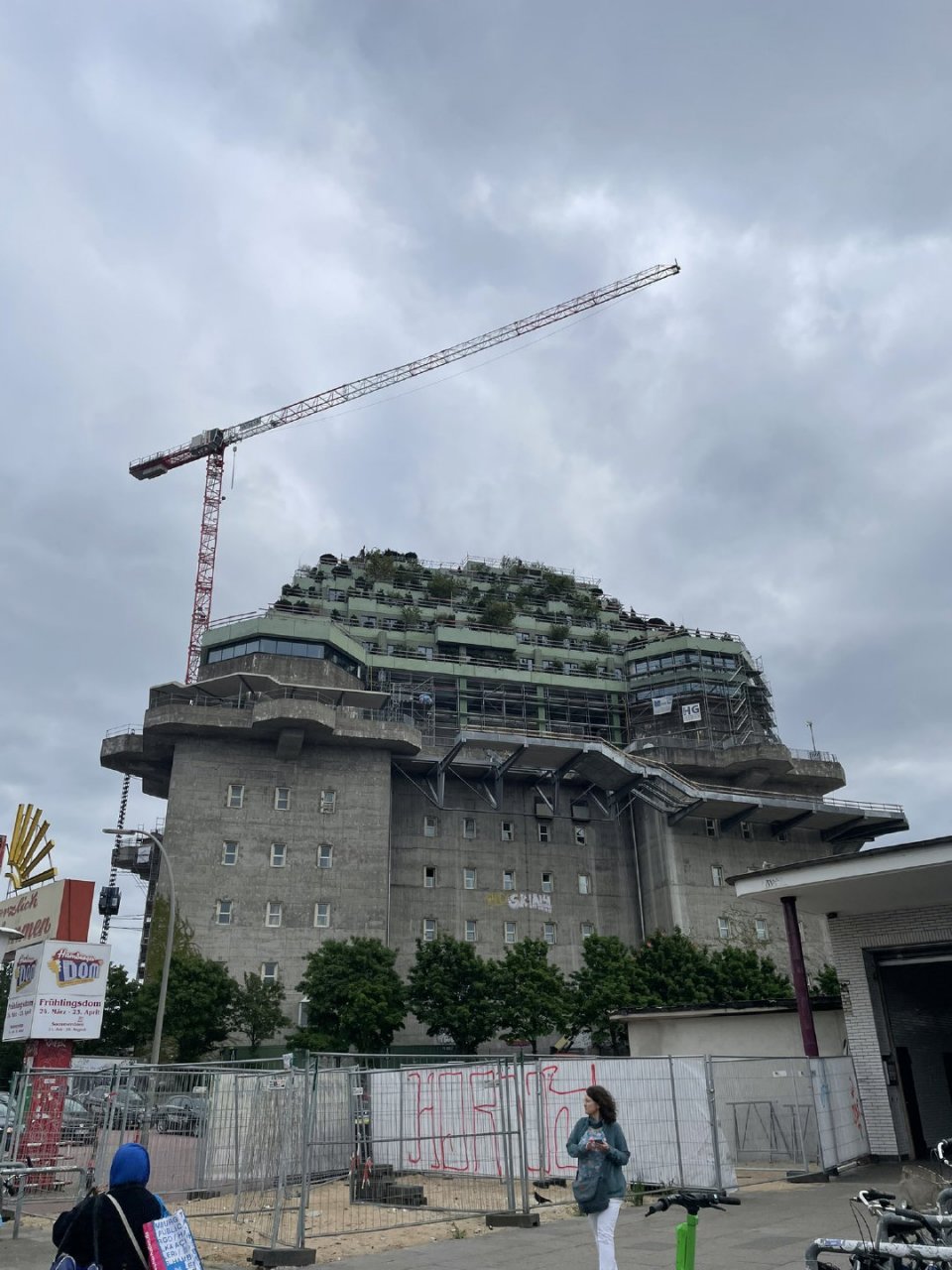 德国柏林市府正在将一座二战期间的防空炮塔堡垒(塔)改造成商业文化