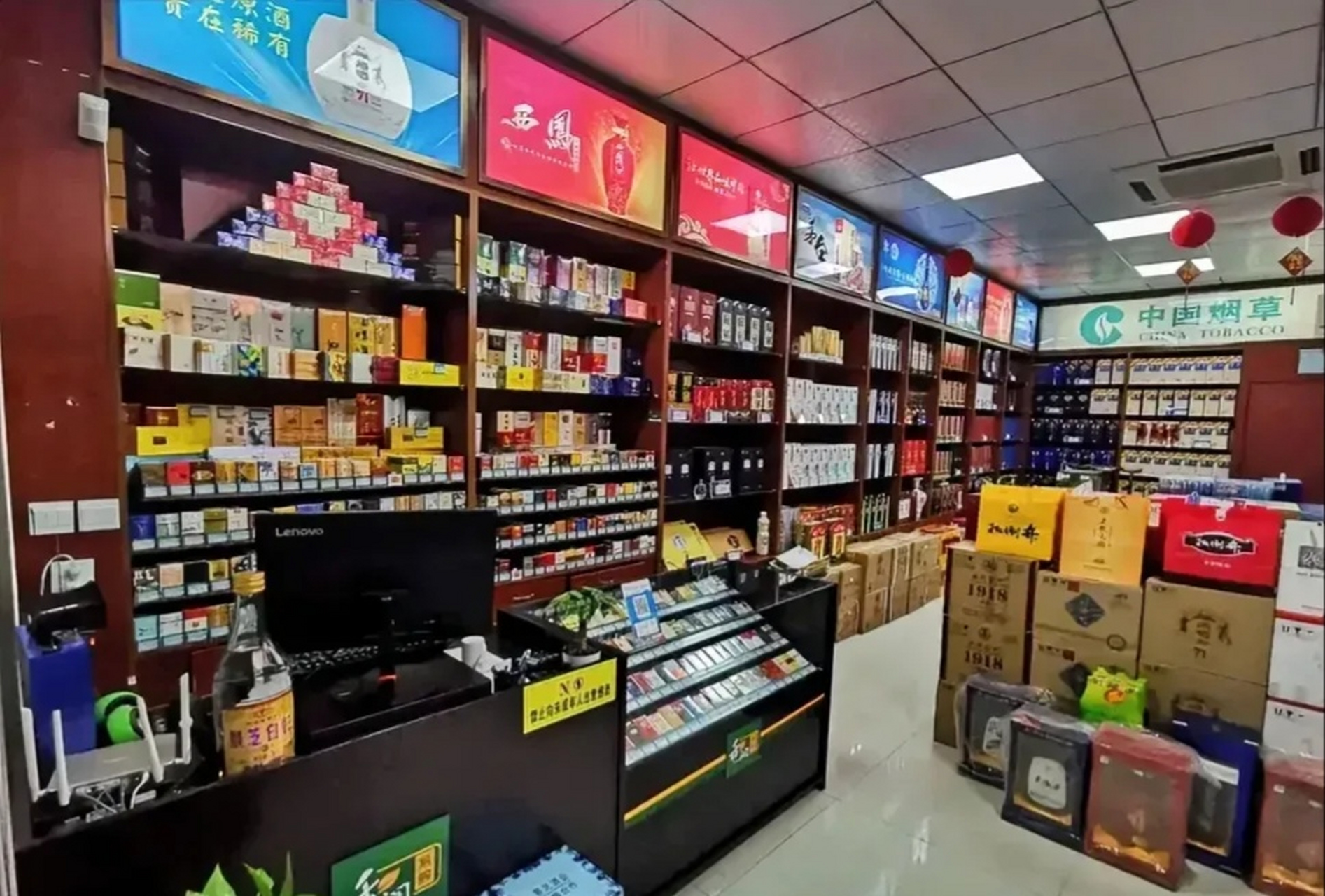 山西忻州,一男子经营两家烟酒店,烟草局工作人员在男子新开张的烟酒店