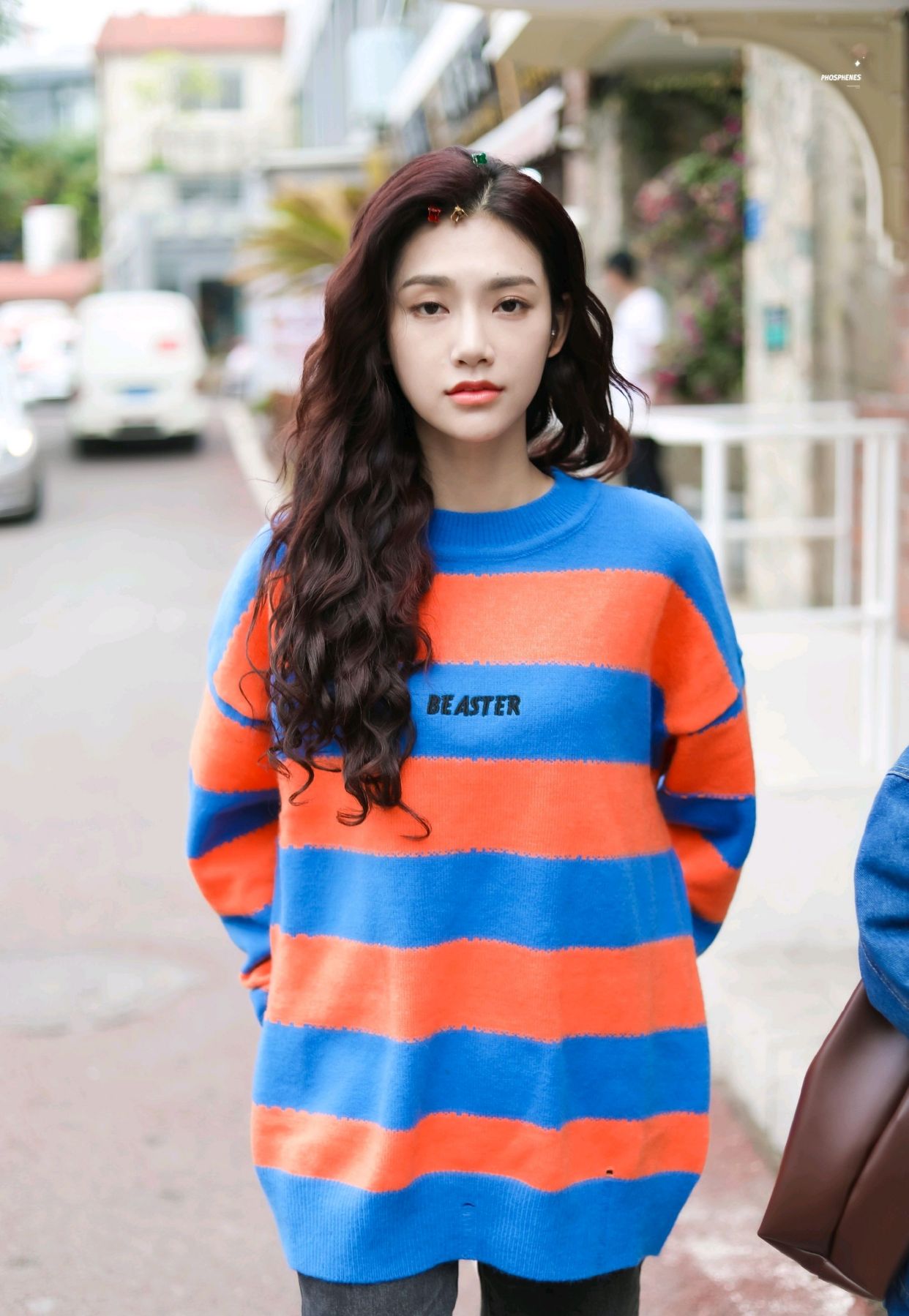 曾可妮饭拍穿搭,蓝橙相间条纹毛衣搭配牛仔裤,脚踩涂鸦运动鞋