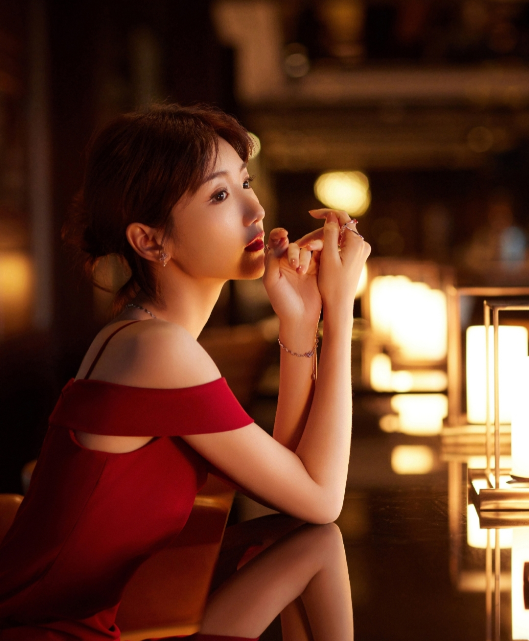 毛晓彤一袭吊带红裙,美艳动人,妩媚又不失甜美,温柔中又带着几分性感