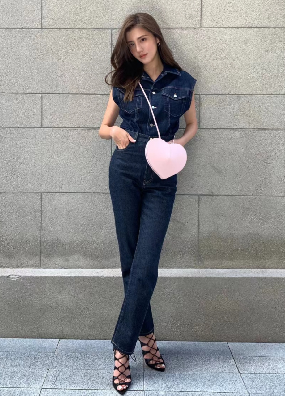 吴千语倚靠在墙边摆pose,她的粉色心形包包很亮眼,鞋子更是时尚感满满