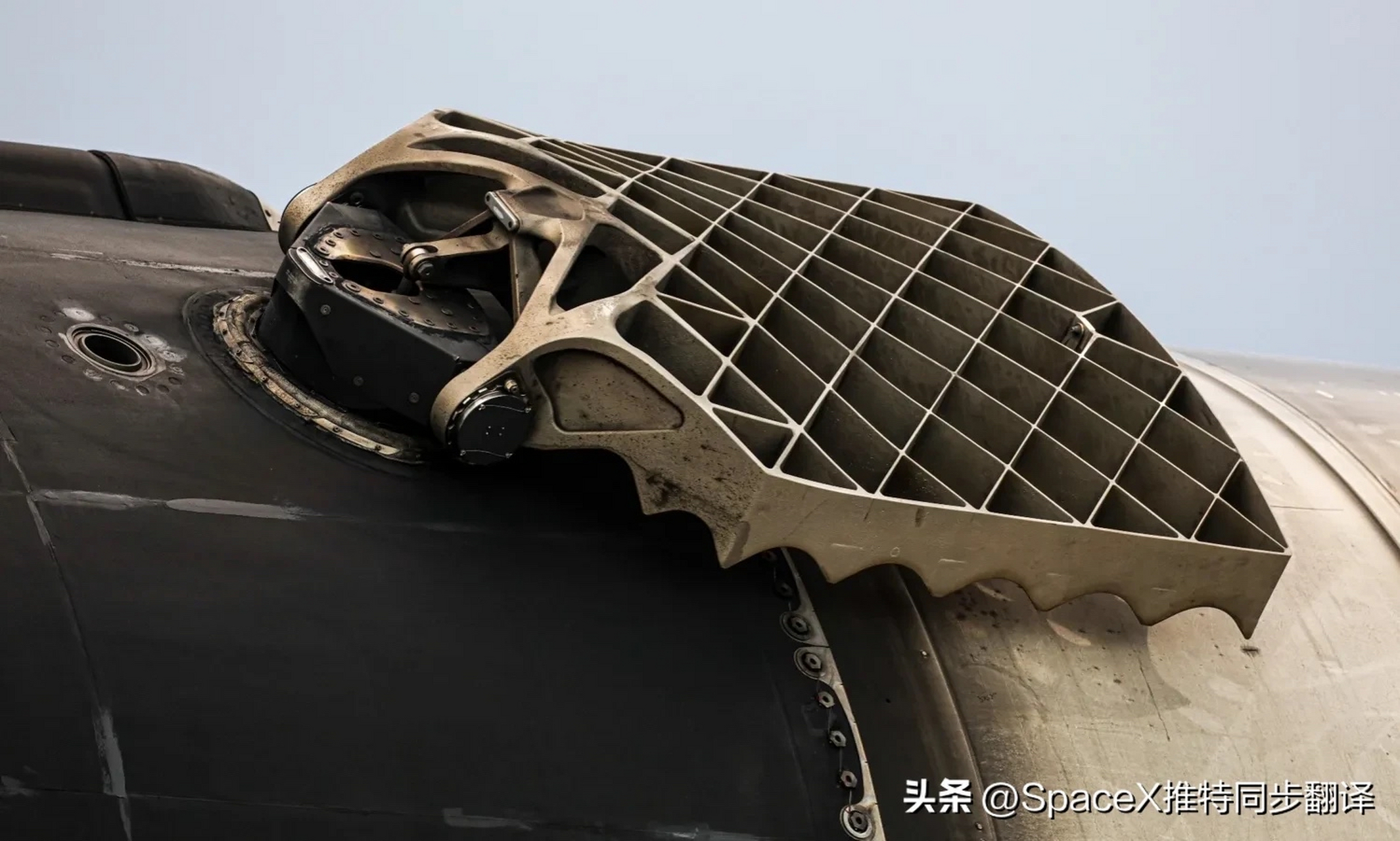 星舰的格栅舵～ 图源水印侵删