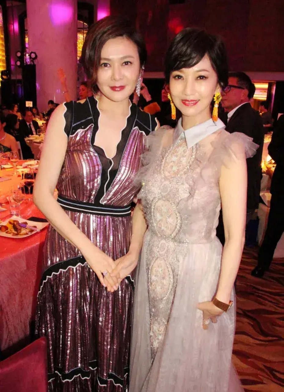 两张合照里,赵雅芝才是年纪最大的那一个,可是她看上去最小,不愧是