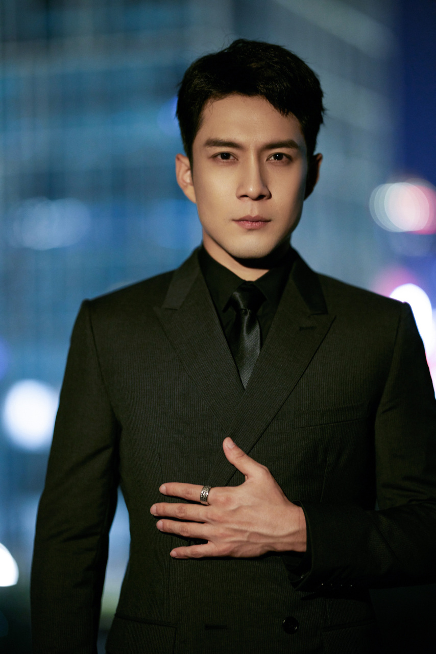 韩东君西装写真[小红花]