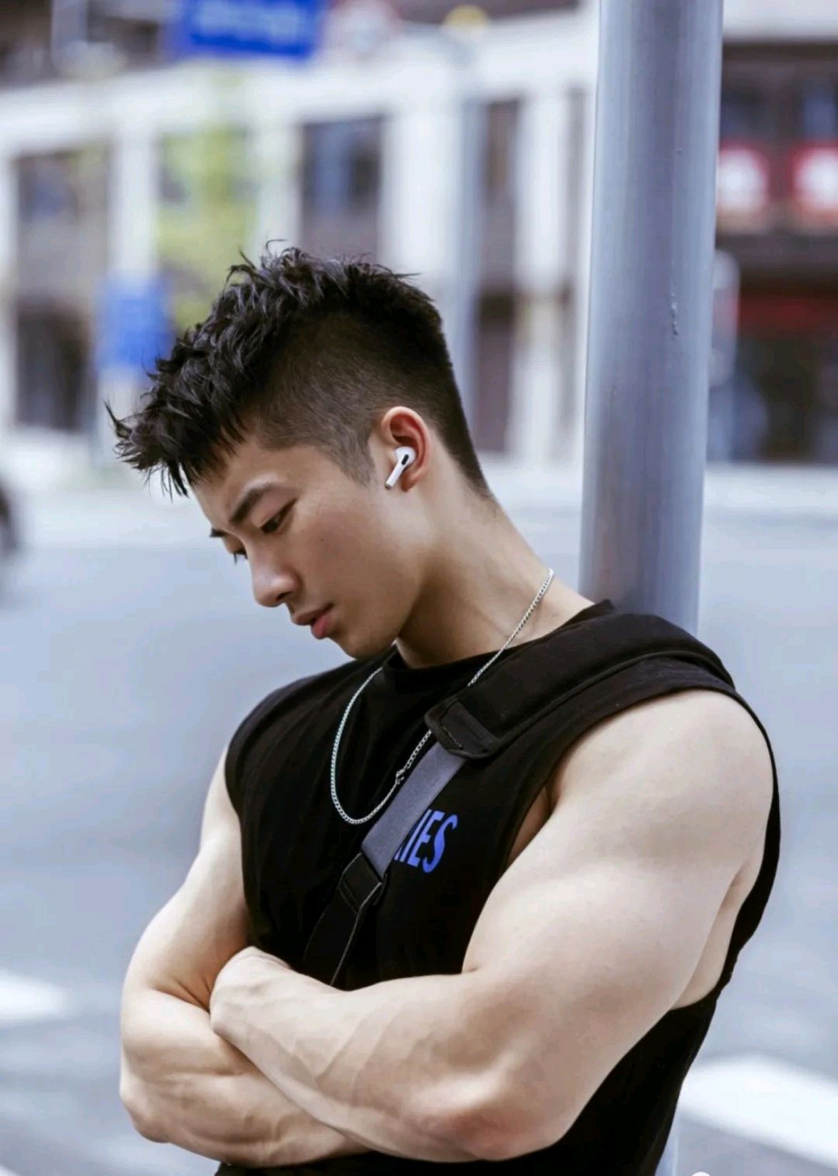 单眼皮酷帅类型的帅哥,看上去好严厉!