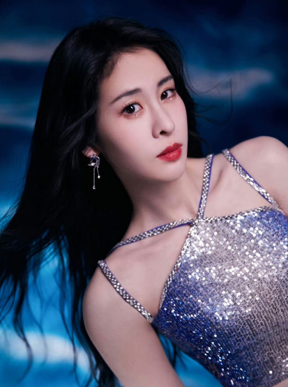 张碧晨# 一袭闪亮紧身裙,清纯甜美的容颜,窈窕曼妙的身材,性感妖娆的