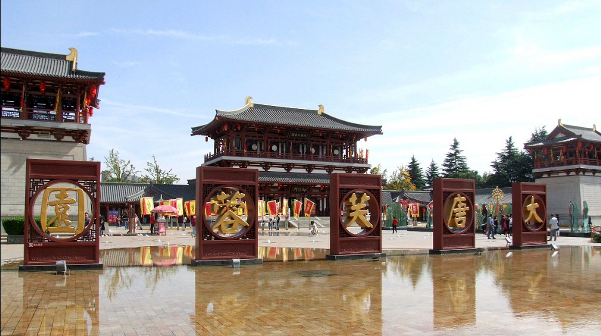 陕西历史博物馆是一座大型现代化国家级博物馆,位于陕西省西安市雁塔