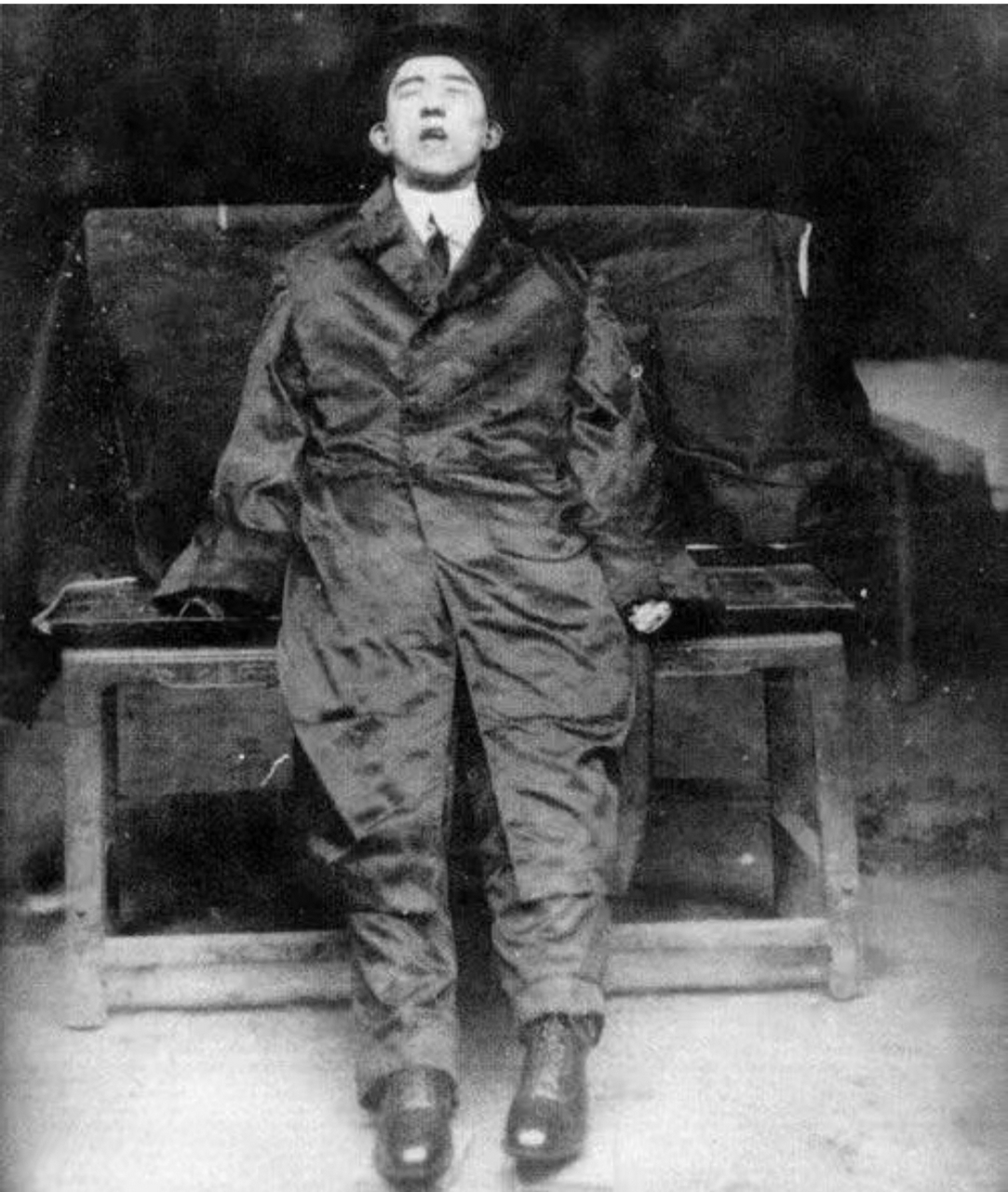 这是革命烈士杨闇公殉难后的遗容,观看者无不悲痛欲绝.杨闇公的双手被