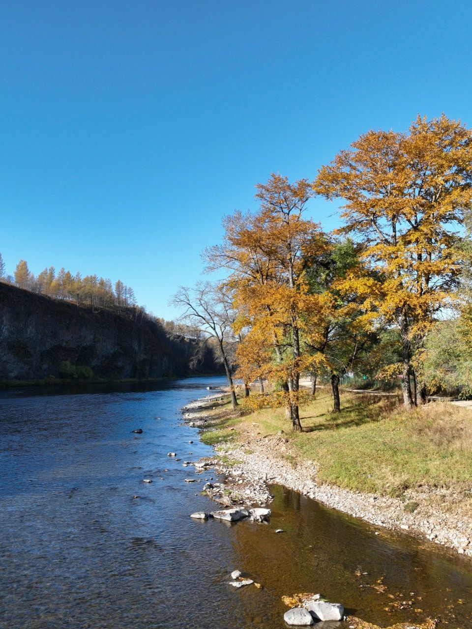 秋色尚浅,景点免费 内蒙古呼伦贝尔盟扎兰屯市的柴河月亮小镇,处于