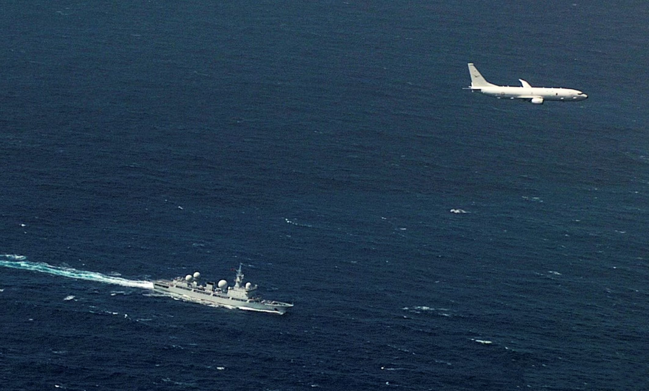 昨天,中国"天王星"号电子侦察船(舷号793)在出现在澳大利亚昆士兰州外