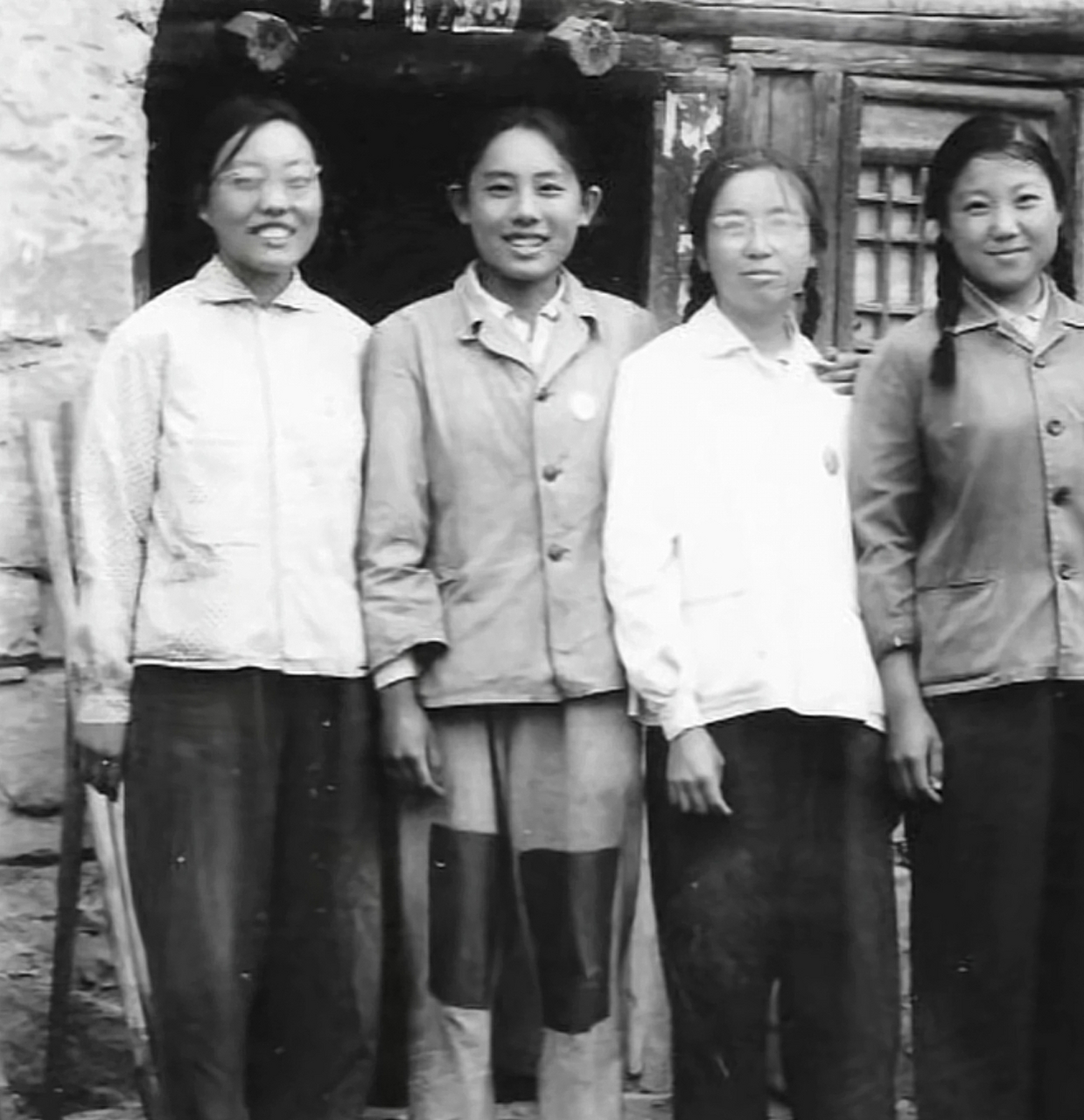 70年代,穿着补丁衣服的女孩,一张罕见的留影,那个年代一件衣服上有