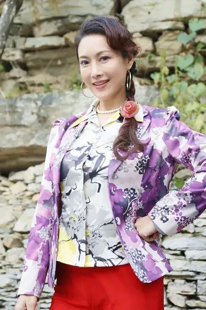 大美女郭金 郭金出生于黑龙江哈尔滨市,身材高挑苗条,性感妩媚,多姿