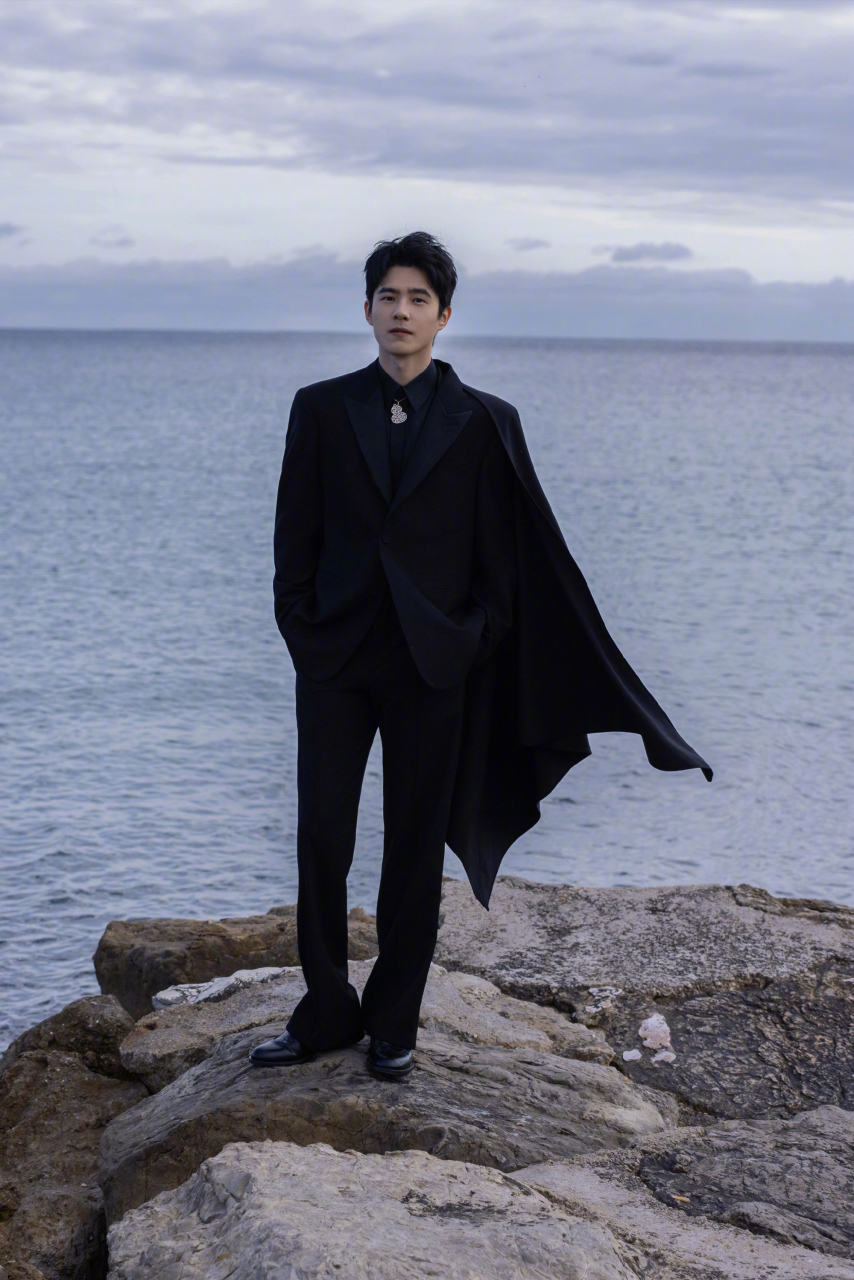 刘昊然戛纳电影节活动造型图,穿着黑色单肩披风西装,佩戴383232