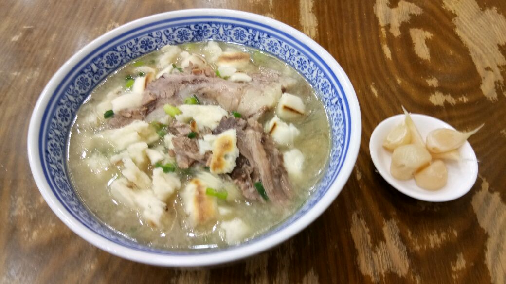 西安十点才吃上晚饭,吃得是牛肉泡馍,25元一碗,份量小价格偏贵