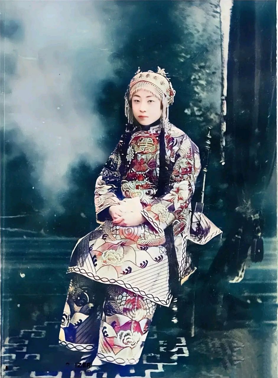 晚清名妓杨翠喜穿着一身华丽的服饰,头上戴着精致的头饰,在没有ps