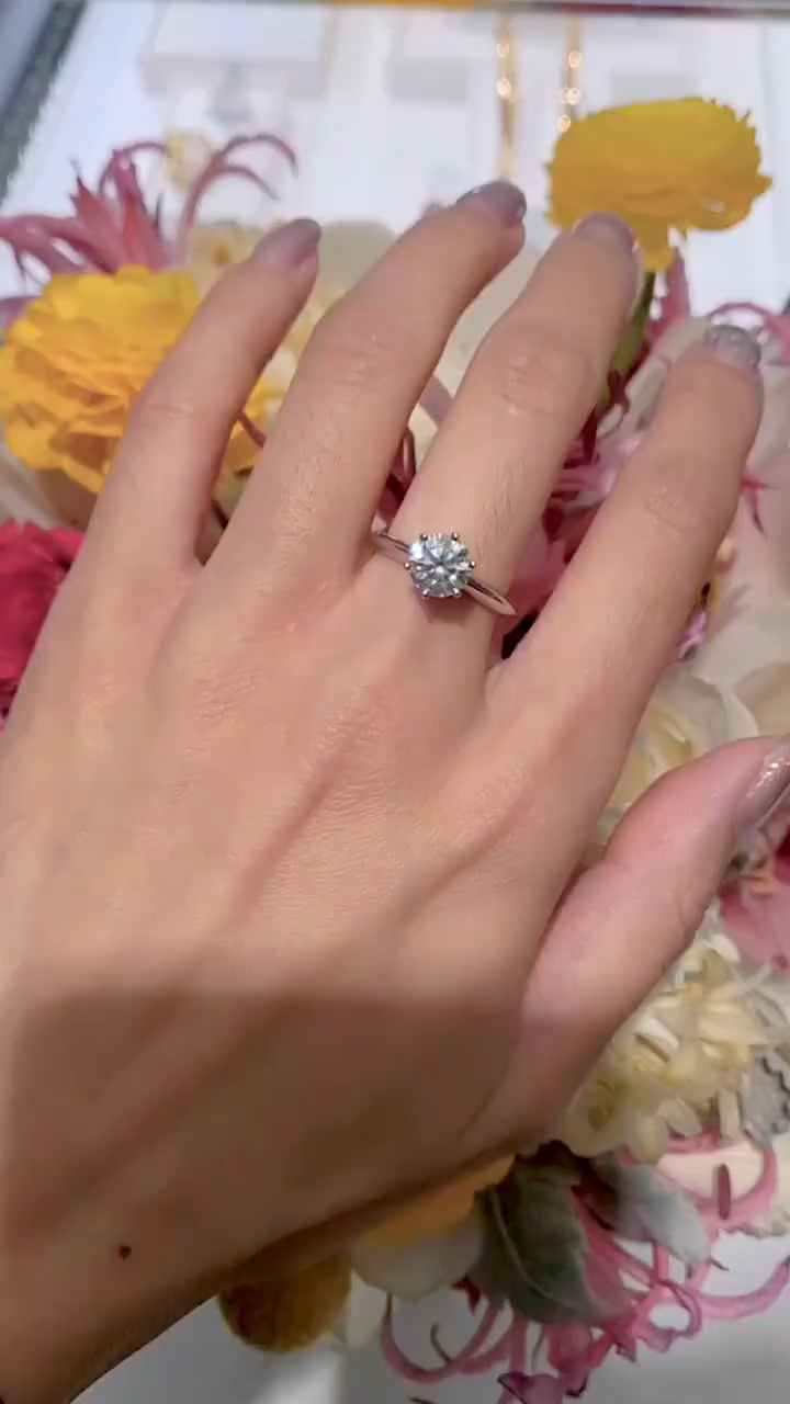 蒂芙尼 1克拉钻戒#钻戒#奢侈品-度小视