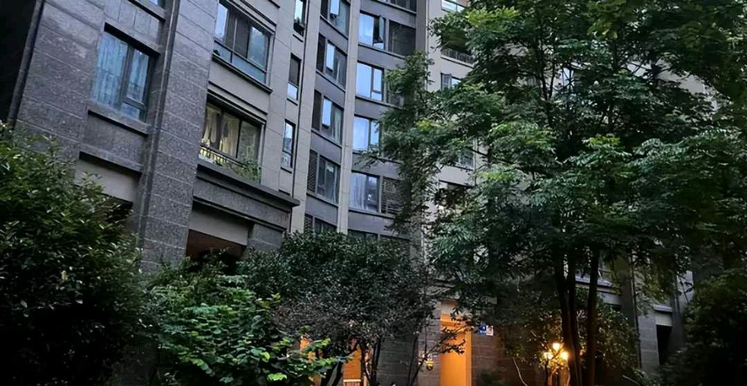 妈妈,月光之下静静地的我想你了!妈妈来陪你了我亲爱的孩子!