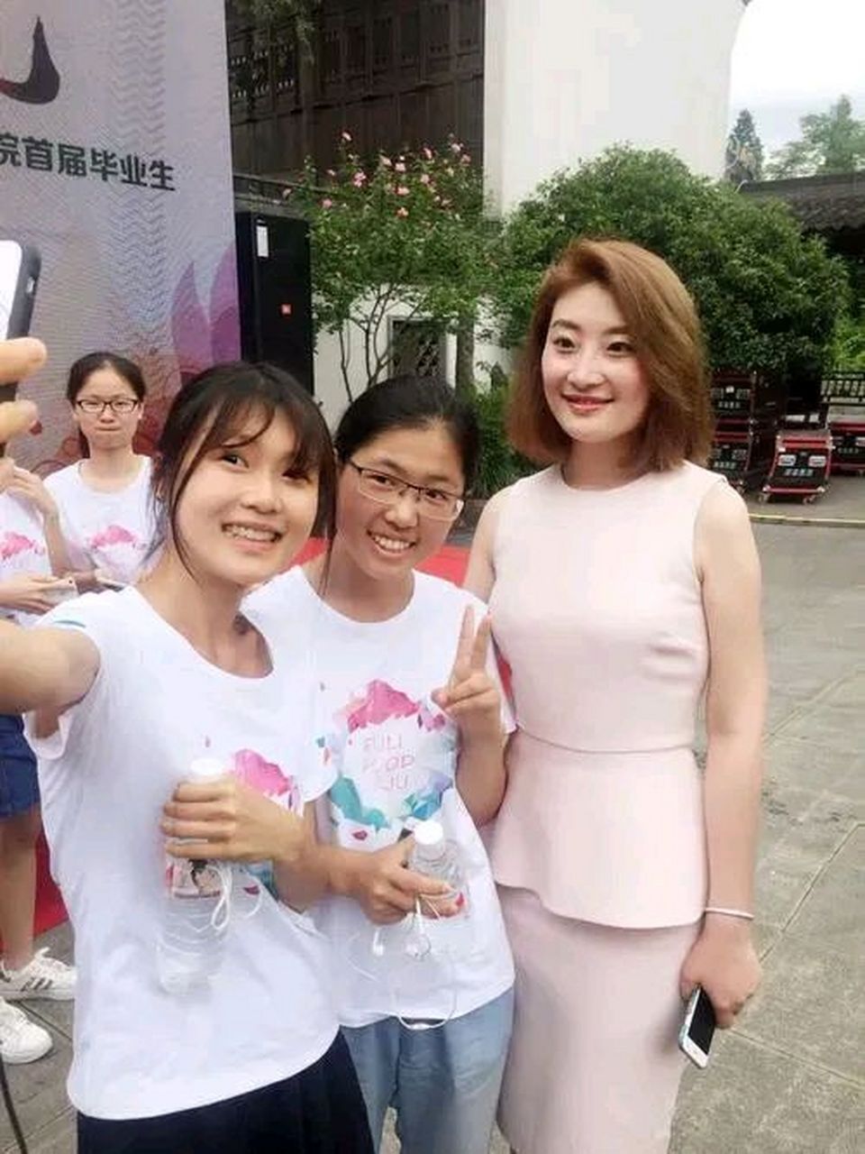 最近国民女富豪娃哈哈董事长宗馥莉icon宗大小姐全国征婚的信息量猛增