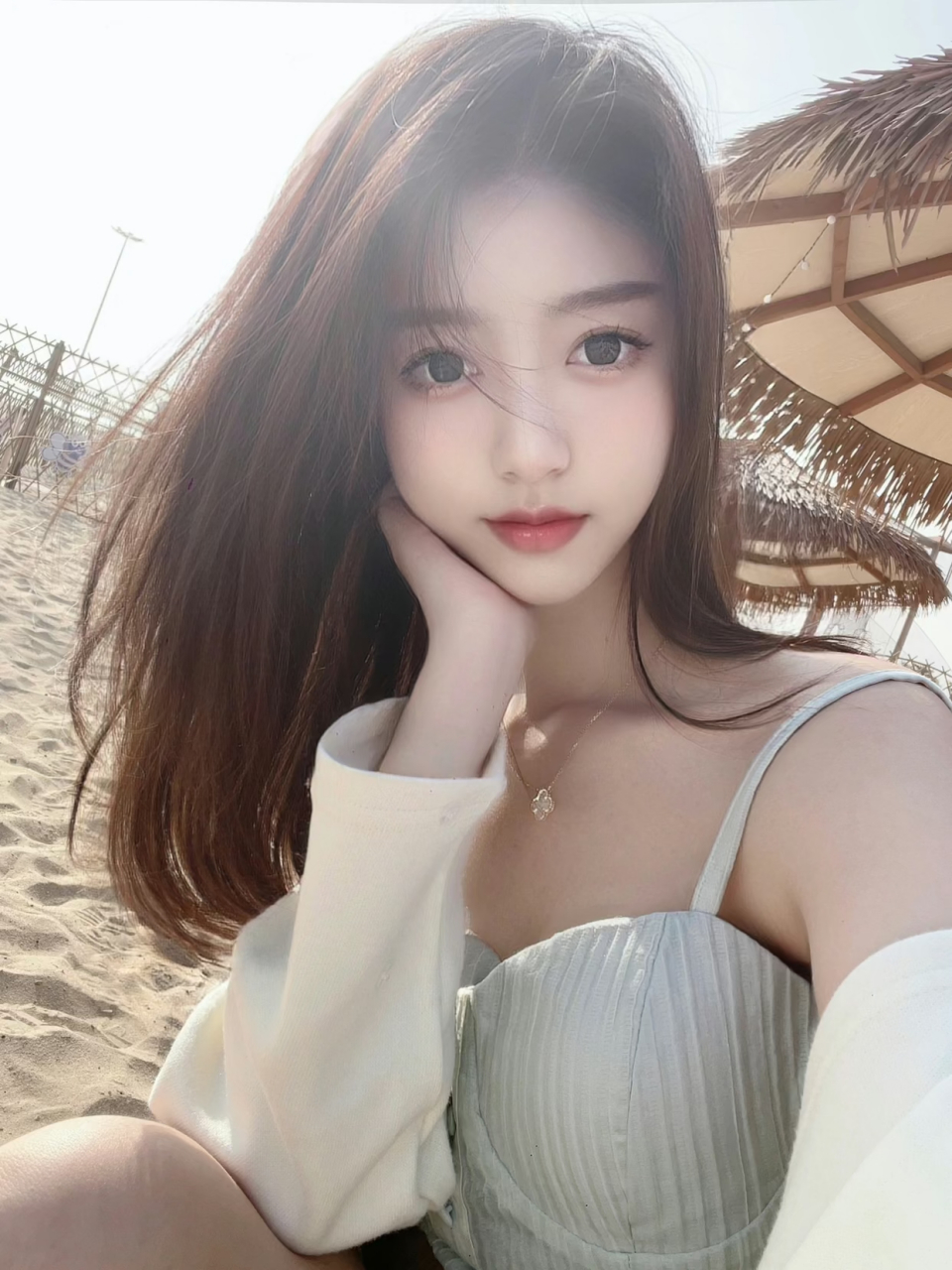 清纯系小姐姐的自拍,好看!#美女# #时尚穿搭