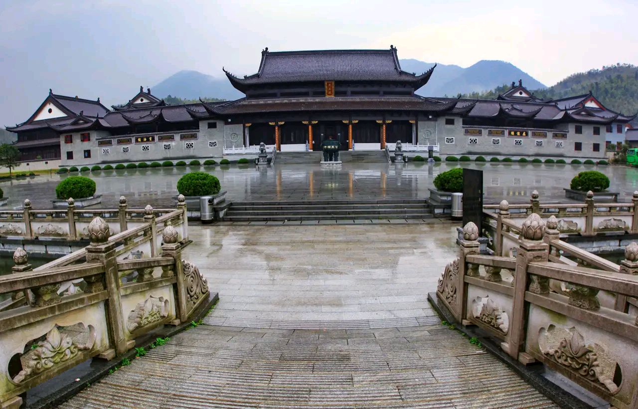 江西宜春市奉新县境内的百丈山,海拔1200米,俗称百丈