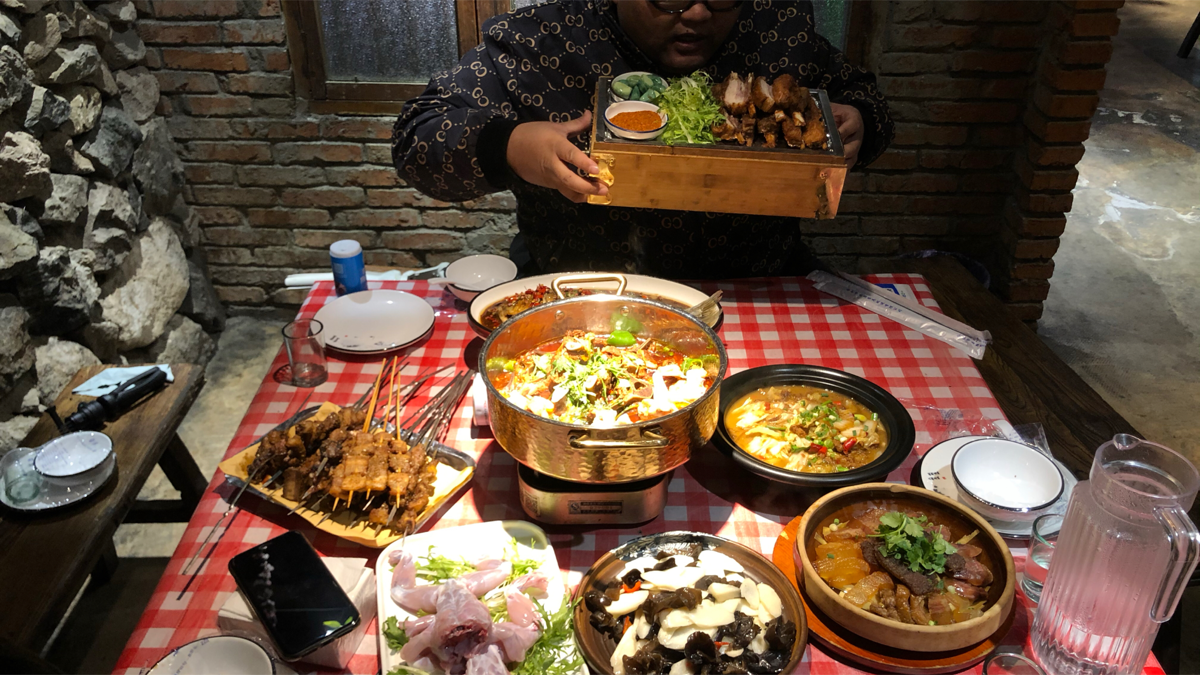 熊二打卡合肥羊肉馆,他家牛蛙有半斤重,味道是合肥一绝