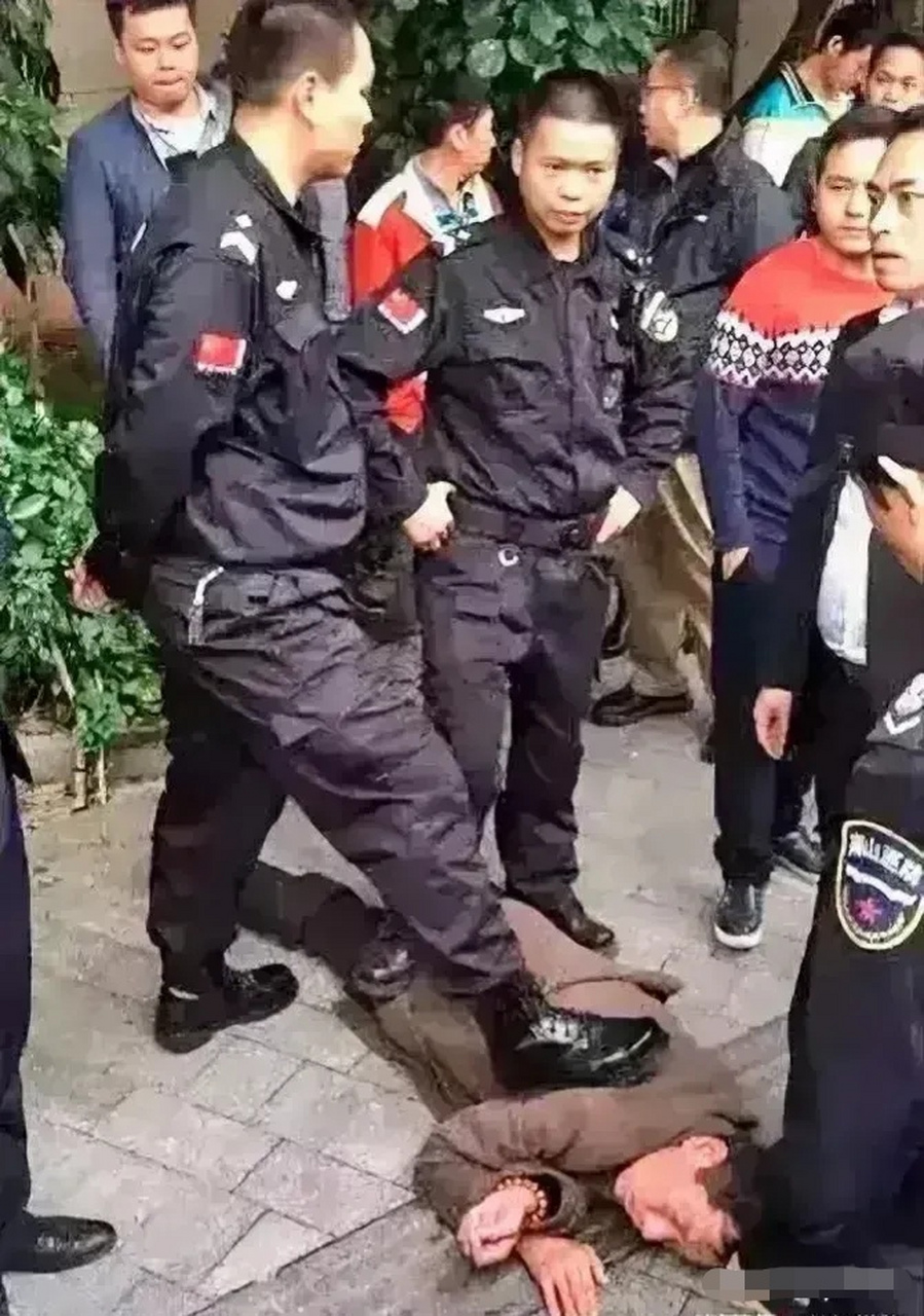 城管把菜农踩在脚下,可有图为证,你没理由去不信呀?