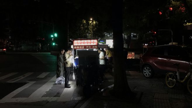 [图]深夜的南京街头，愿行走在夜色里的你，有家可归，有人深爱