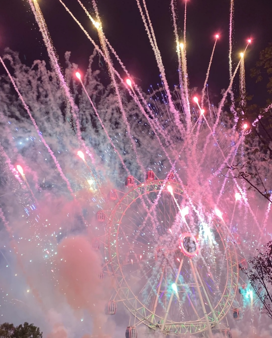 摩天轮下的烟花,好美,留着跨年发