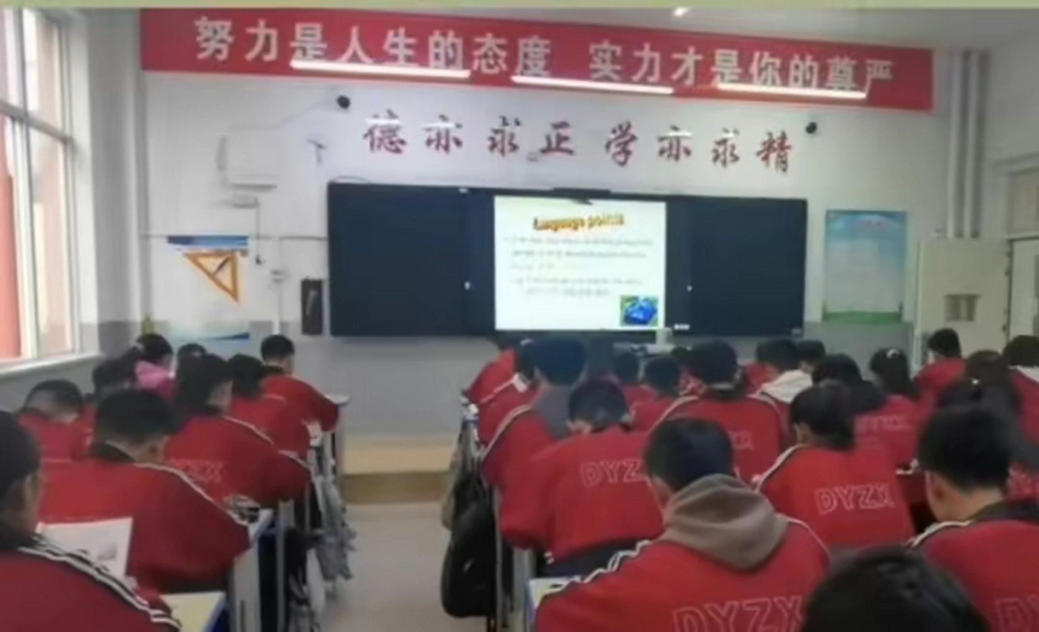 网吕梁市柳林县第一中学,采购的智慧黑板比市场价高了一倍多!