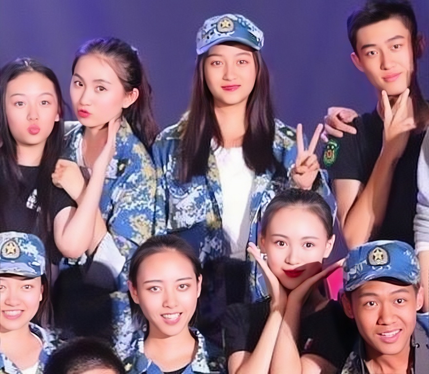 关晓彤19岁时的军训照片,虽然没有化妆完全素颜出镜,在同学中也很显眼