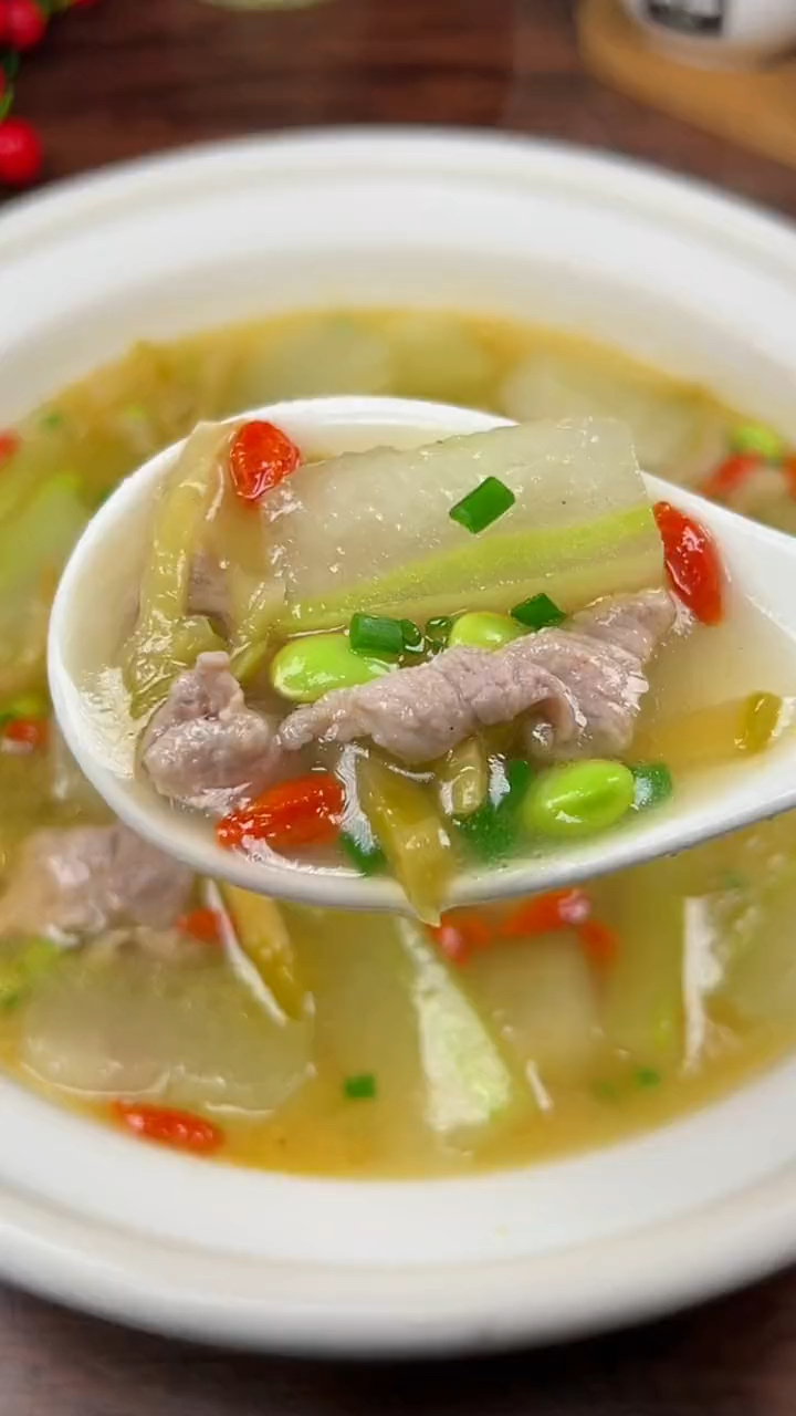 冬瓜榨菜汤是夏天餐桌上非常受欢迎的一道汤,做法还非常简单