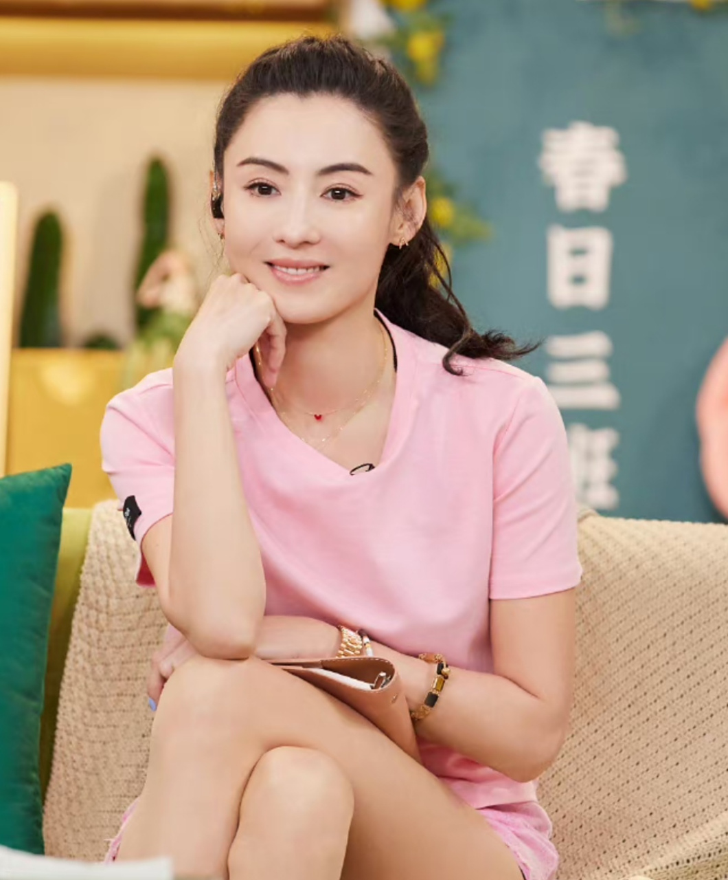 张柏芝去录制综艺,梳着高马尾穿一套粉衣服减龄十足,脚上还配了一双