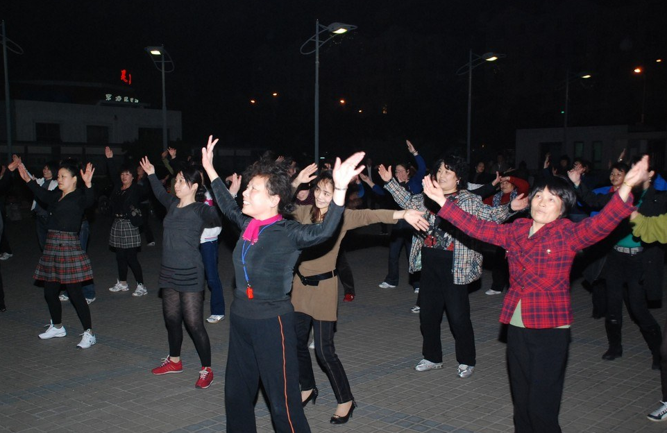 广场舞的社会文化意义,公共空间中的日常休闲实践,都有不同