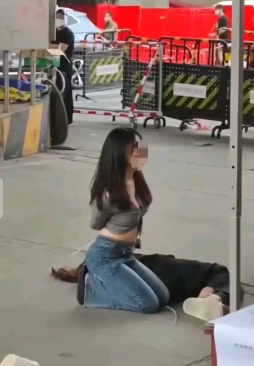 女子没戴口罩被反绑跪地