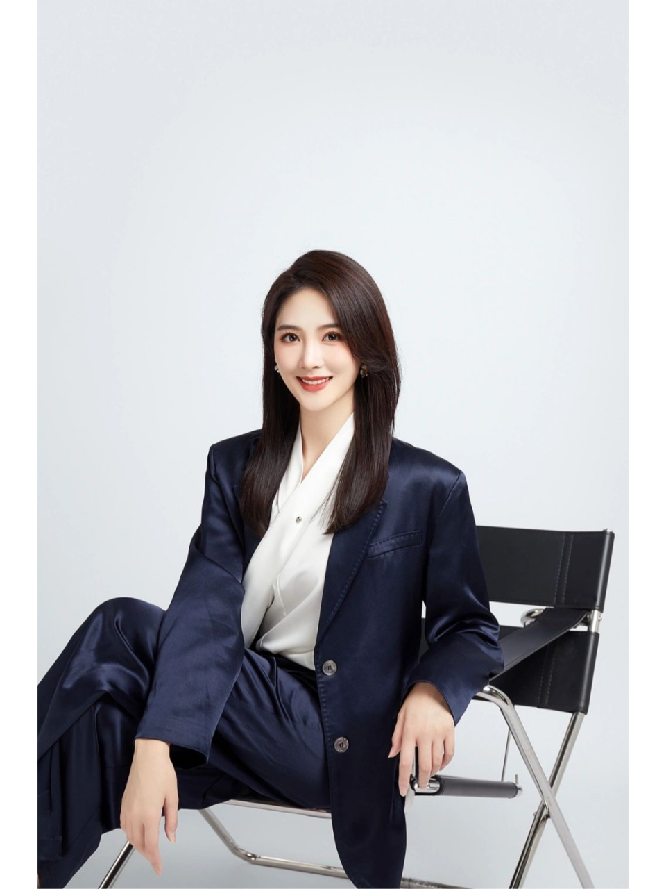 央视美女主持李丹的形象照造型,很值得初入职场的小仙女们参考!