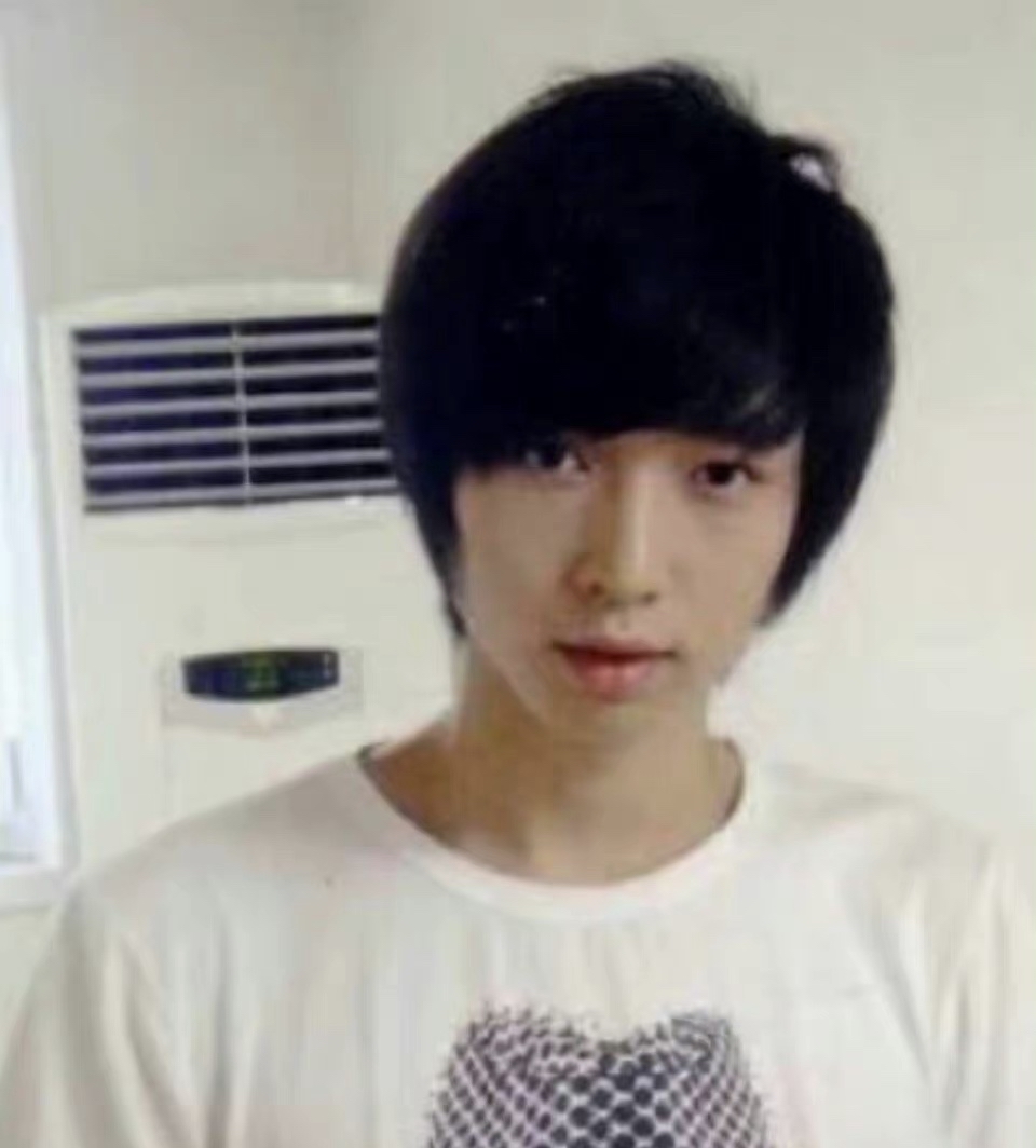 张艺兴中学时期青涩帅气,和现在模样几乎等比例放大,气质剧增