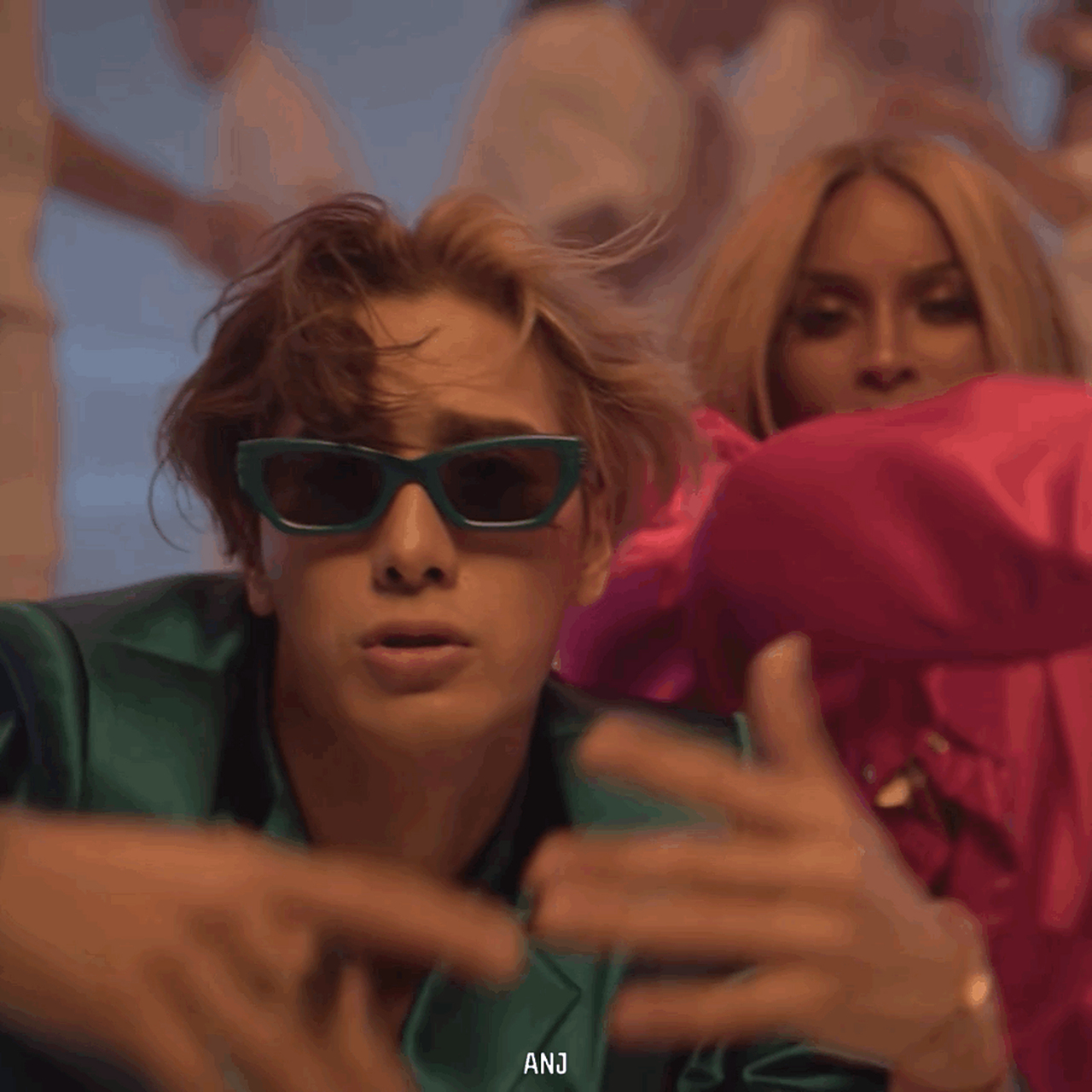 王嘉尔的最新mv《slow》已上线,好炸裂,快去看啊!