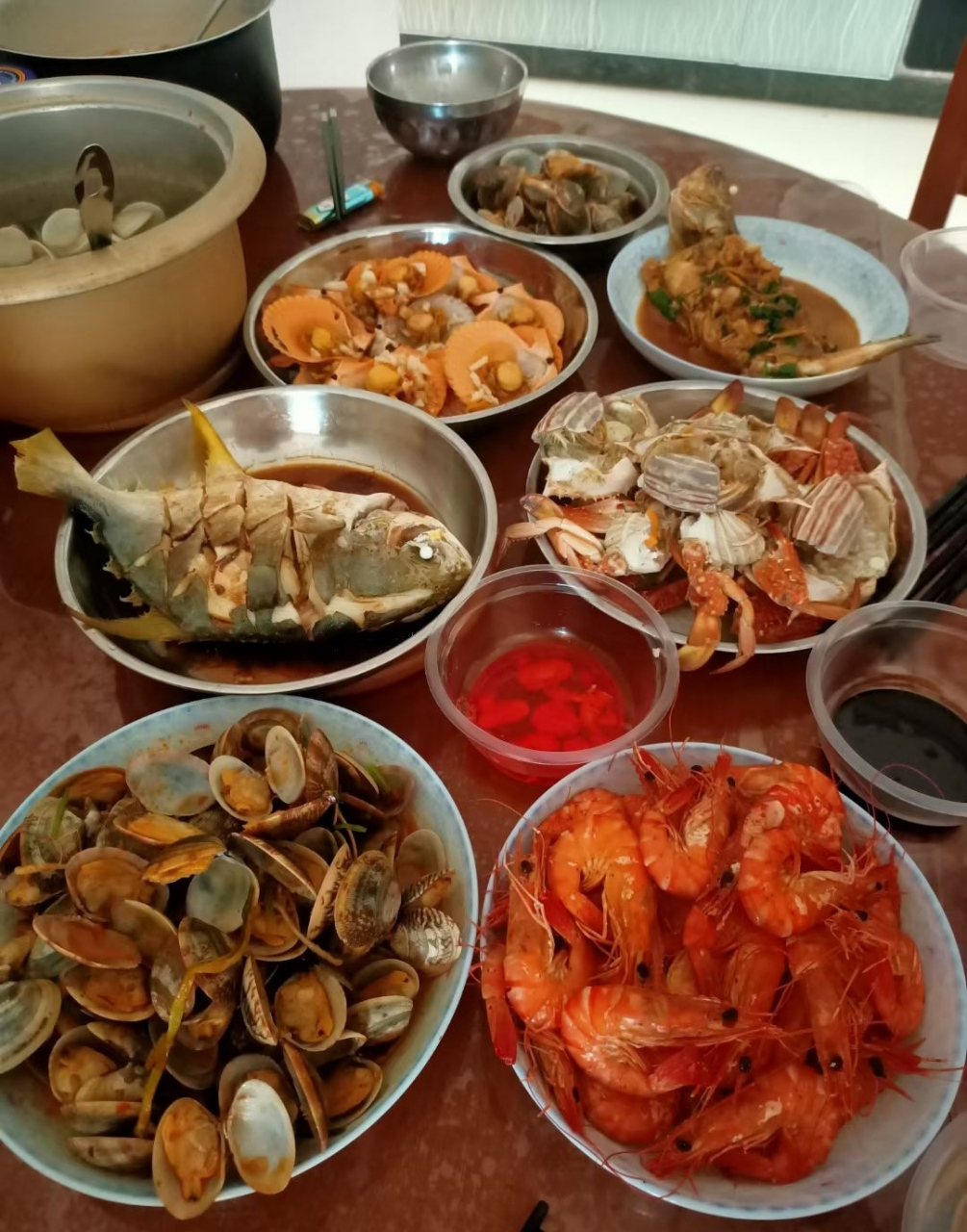 这是外地朋友来北海旅游晒的海鲜大餐,每一桌都价格不菲,有的说感觉被